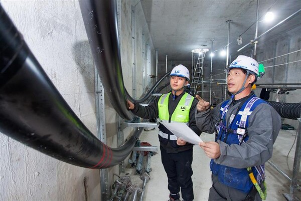 LS전선 직원이 세계 최대 송전 용량인 500kV급 HVDC 케이블이 투입되는 ‘동해안-신가평’ 시공 현장을 점검하고 있다. [제공=LS전선]