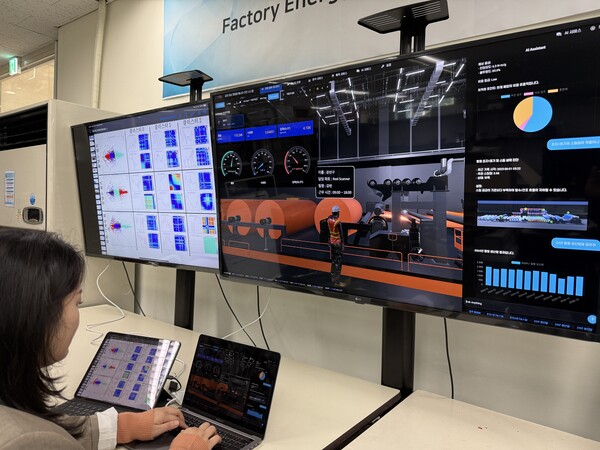 ETRI 연구진이 에너지다소비 공정 맞춤형 FEMS 기술을 시연하는 모습 [제공=ETRI]