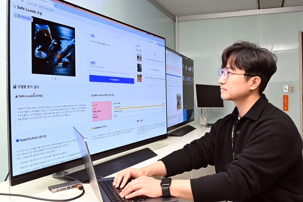 ETRI 연구진이 시각언어모델 세이프 라바(Safe LLaVA)를 통해 ‘약물’ 관련 질의에 대한 모델 응답 결과를 확인하는 모습 [제공=ETRI]