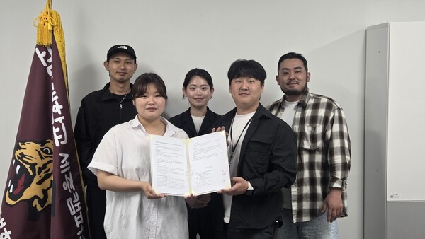 30일 고려대 세종캠퍼스에서 대전시민뉴스 관계자들과 고려대 총학생회 업무협약 체결 기념촬영 모습