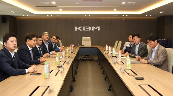 KGM, 파라과이에 '무쏘 EV' 공급…산업부 사절단 평택 공장 방문